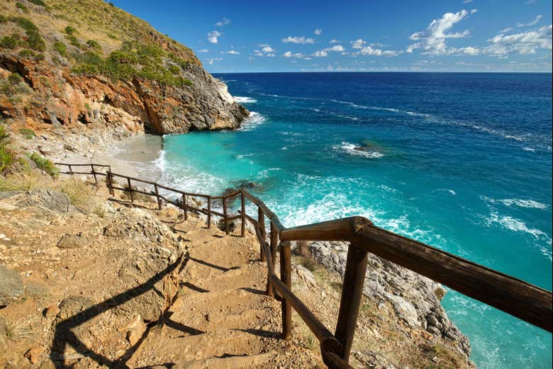 Escaliers en bord de mer dans la réserve naturelle du Zingaro