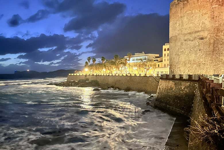 Les remparts d'Alghero illuminées la nuit