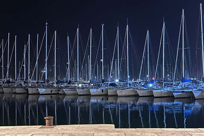 Port d'Alghero dans la nuit