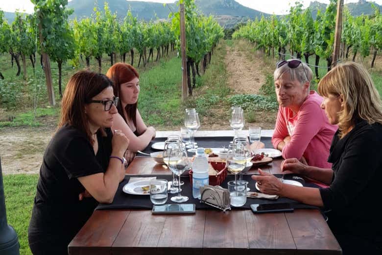 Amis profitant d'un apéritif