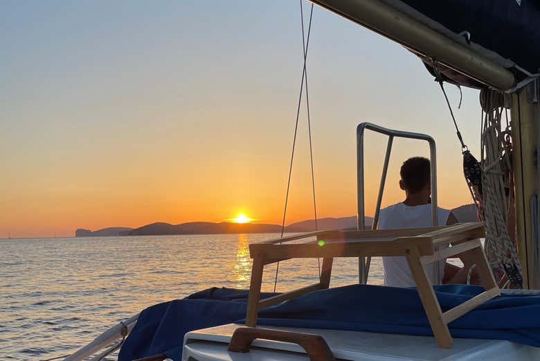 Admirez le coucher de soleil depuis le bateau