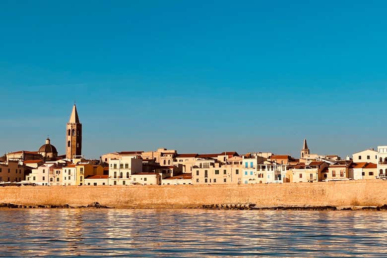 Vue panoramique sur Alghero depuis le bateau