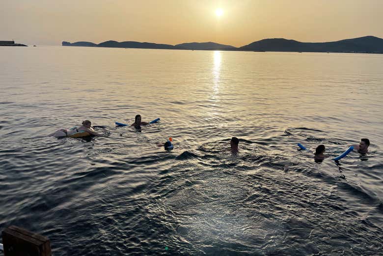 Baignade dans les eaux d'Alghero au crépuscule