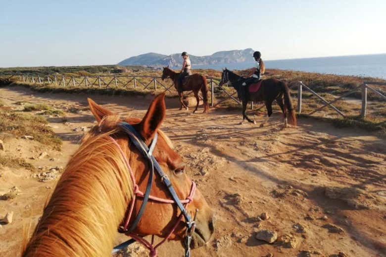 Deux amis à cheval sur la plage de Porto Ferro
