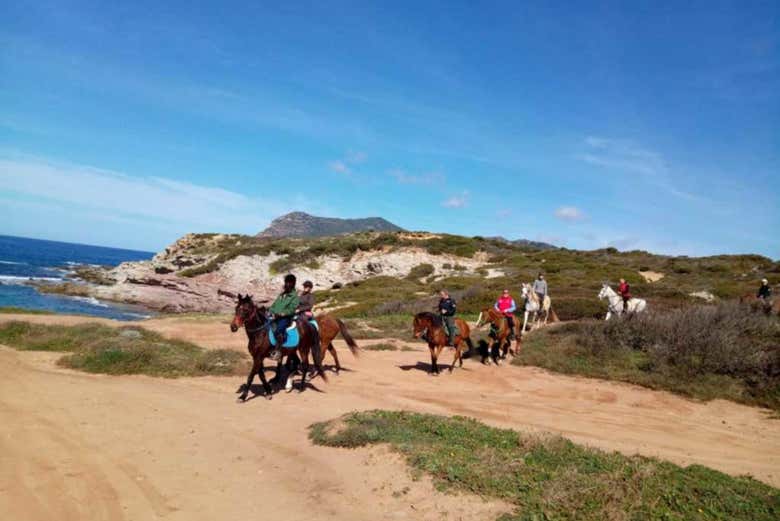 Parcours équestre le long de la plage de Porto Ferro