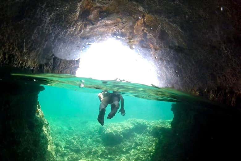 Nagez dans une grotte marine