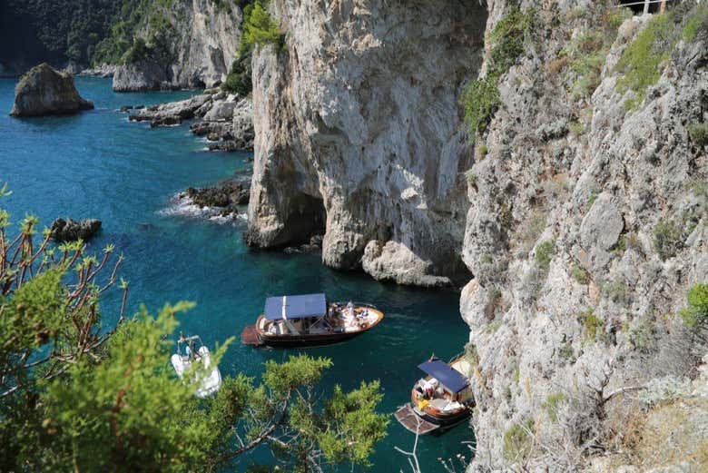 Chegando às grutas marinhas de Capri