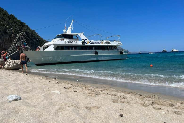 Atracando en una de las calas de la ruta