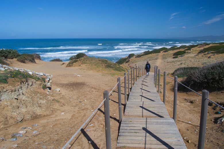 Passerelle en bois sur la Costa Verde