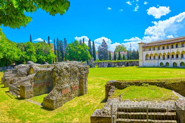 Explorando el anfiteatro romano de Arezzo