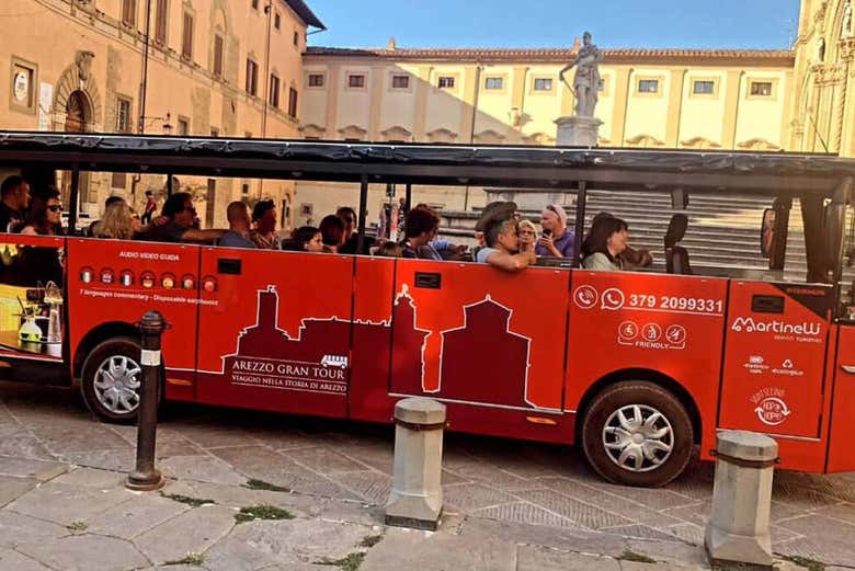 Conociendo Arezzo desde el autobús turístico
