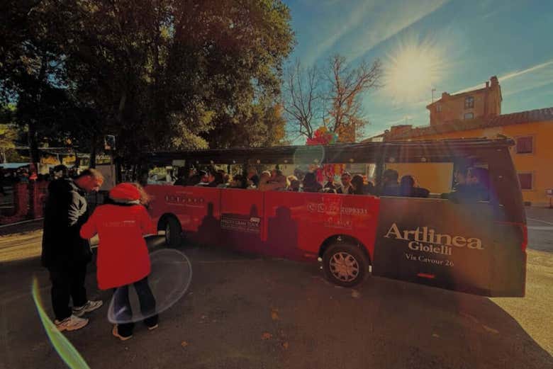 Subiendo al autobús turístico de Arezzo