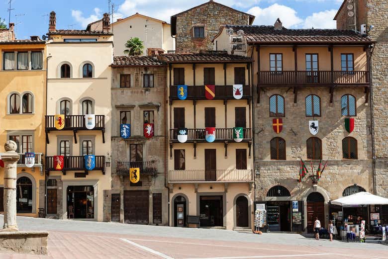 Admirando las fachadas de la Piazza Grande de Arezzo