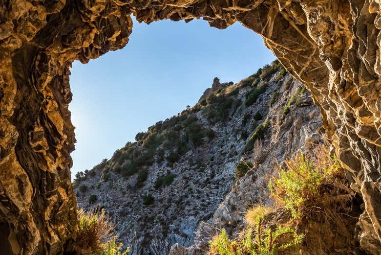 Tunnels creusés dans les falaises