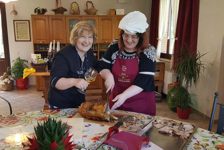 Divertimento durante il corso di cucina