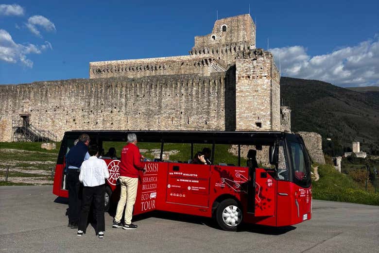 El minibús eléctrico en la parada de Rocca Maggiore