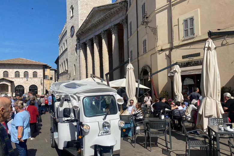 Tuk tuk in una via di Assisi