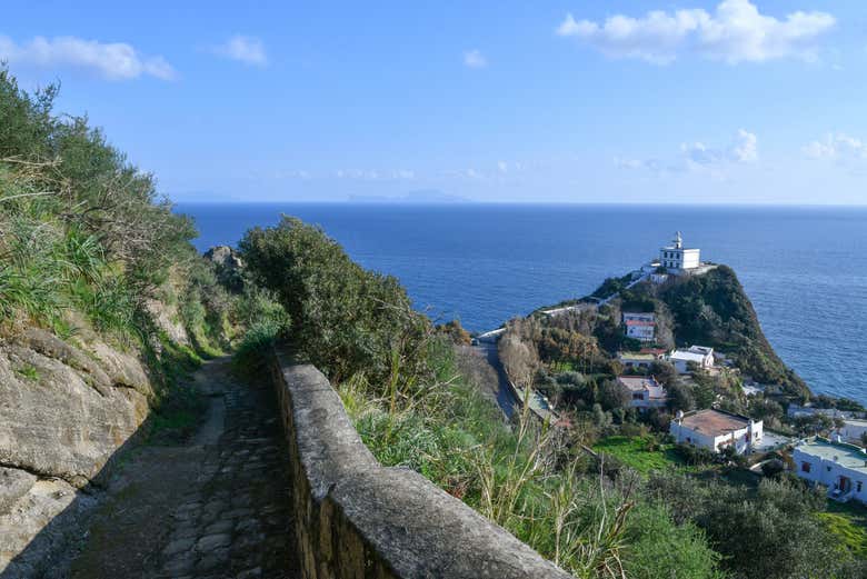 Sentier vers le phare de Cap Misène