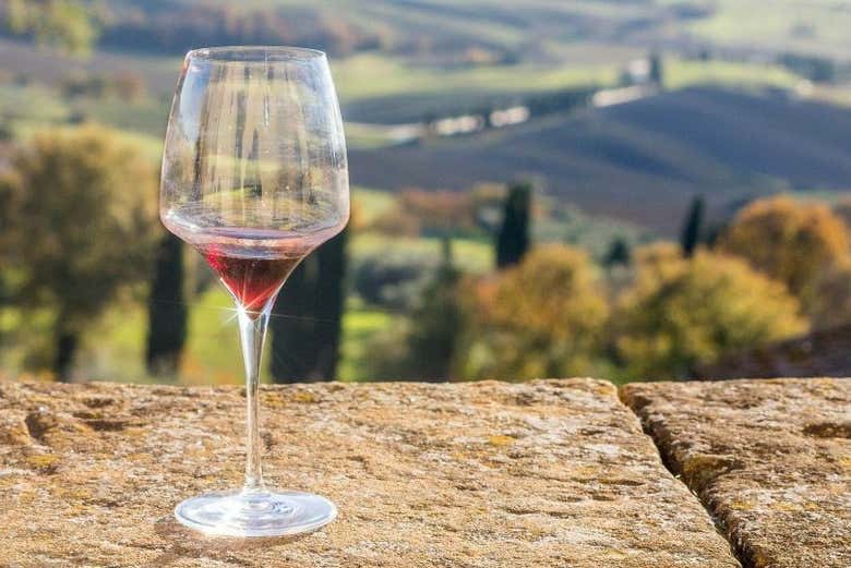 Degustando un bicchiere di vino