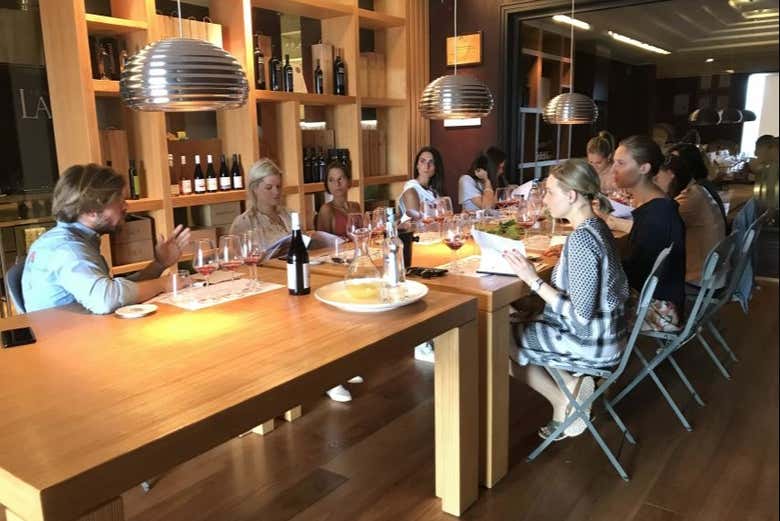 Ascoltando le spiegazioni del sommelier