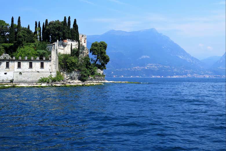 La vista desde el paseo en barco por el lago de Garda