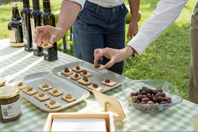 Pan con paté de aceitunas