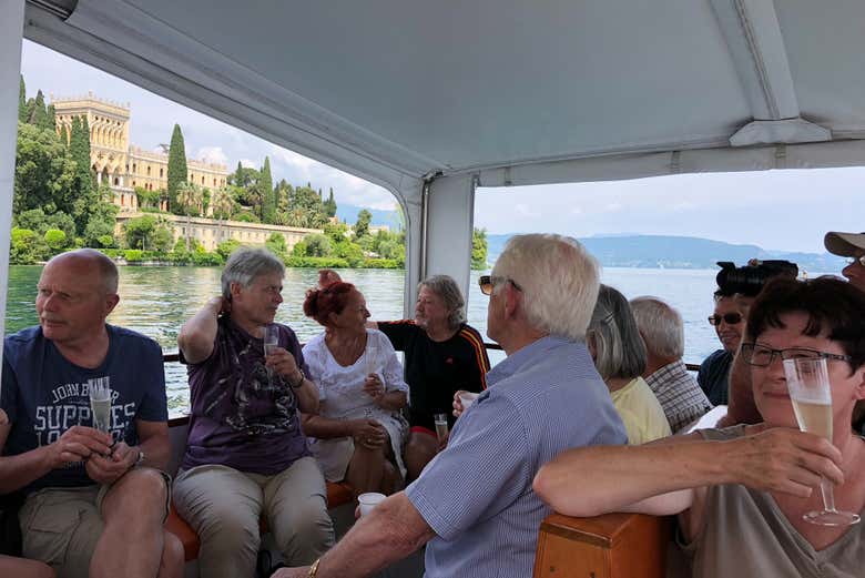Profitez d'un verre de vin à bord du bateau