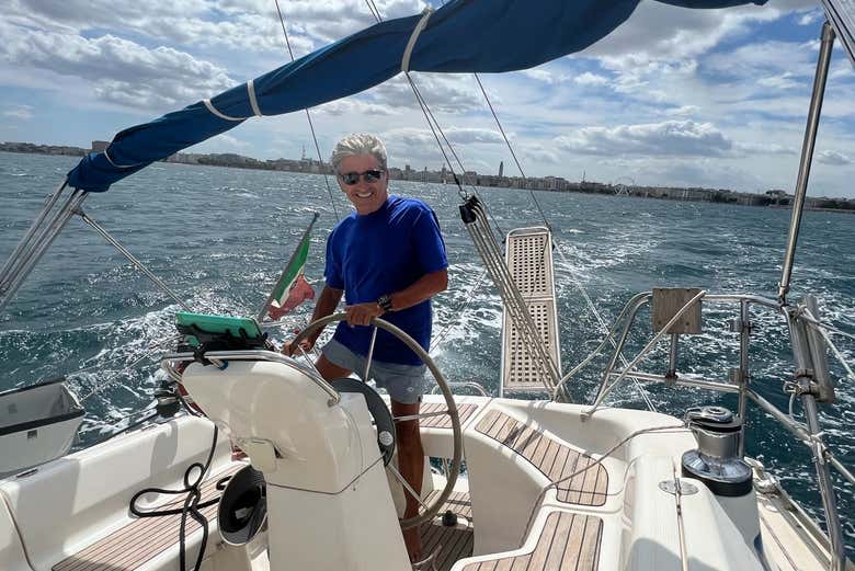Le skipper du voilier