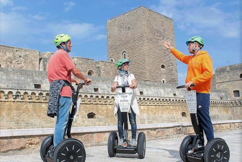 De segway em frente ao Castelo de Bari