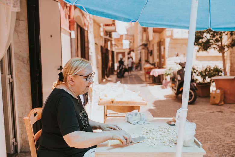 Senhora preparando a típica massa de Bari