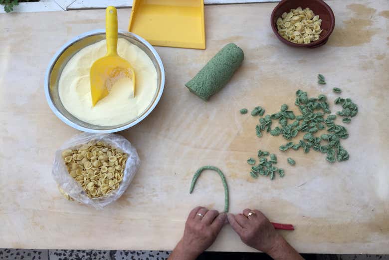 Immagine di un tavolo con orecchiette e farina