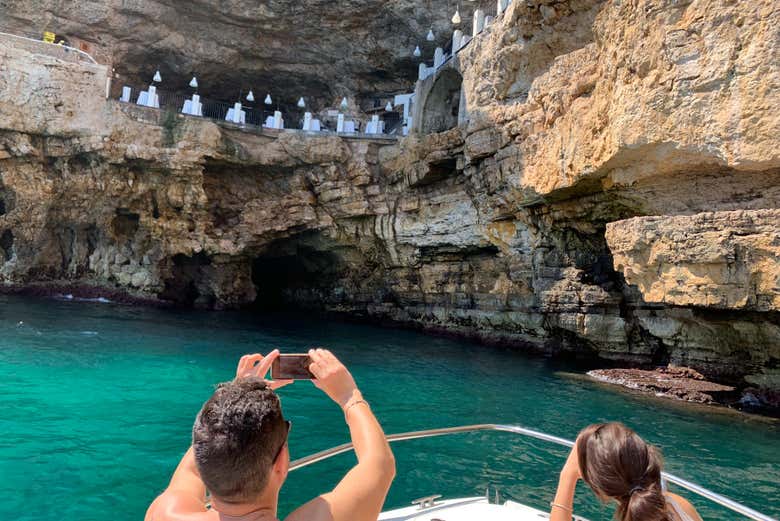 I turisti fotografano le grotte