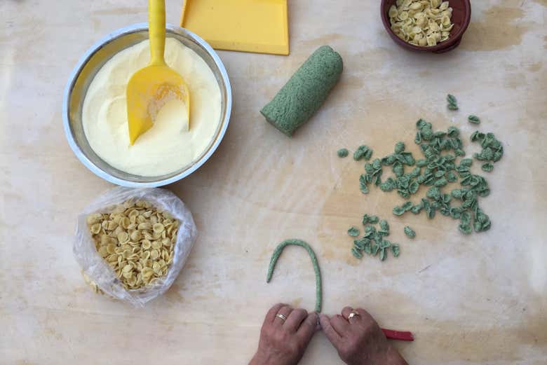The ingredients needed to prepare traditional pasta