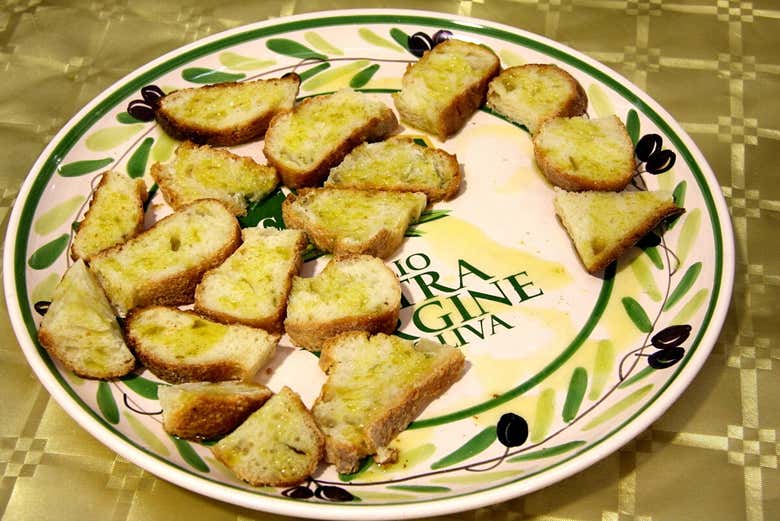 Catando aceite de oliva acompañado por pan