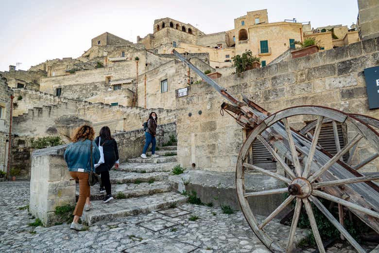 Promenade dans les rues pavées de l'ancienne ville de Matera