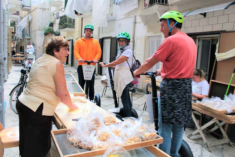 Vendo como se prepara o macarrão na rua