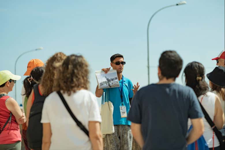 Atendiendo las explicaciones del guía