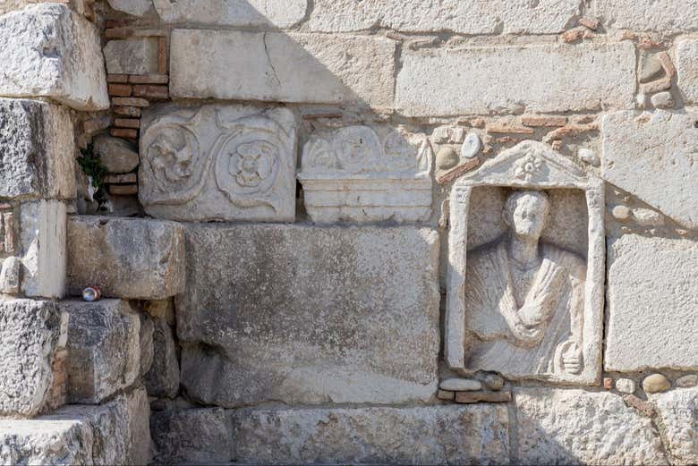 Admire architectural details