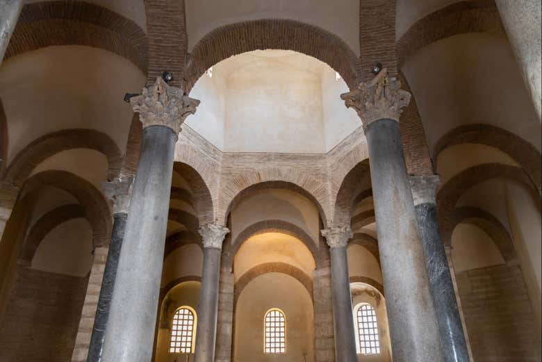 O interior da majestosa Igreja de Santa Sofia