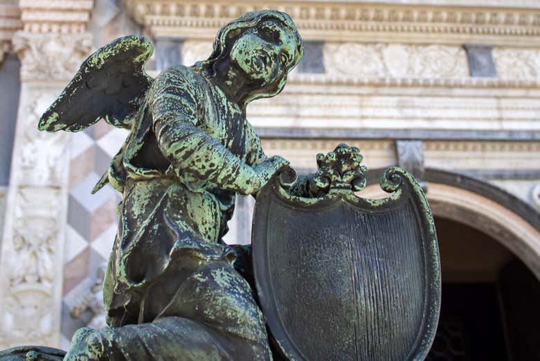 Una escultura decorando los exteriores de la capilla Colleoni