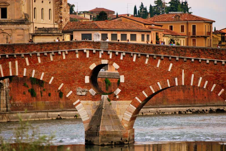 Crossing the stone bridge of Verona