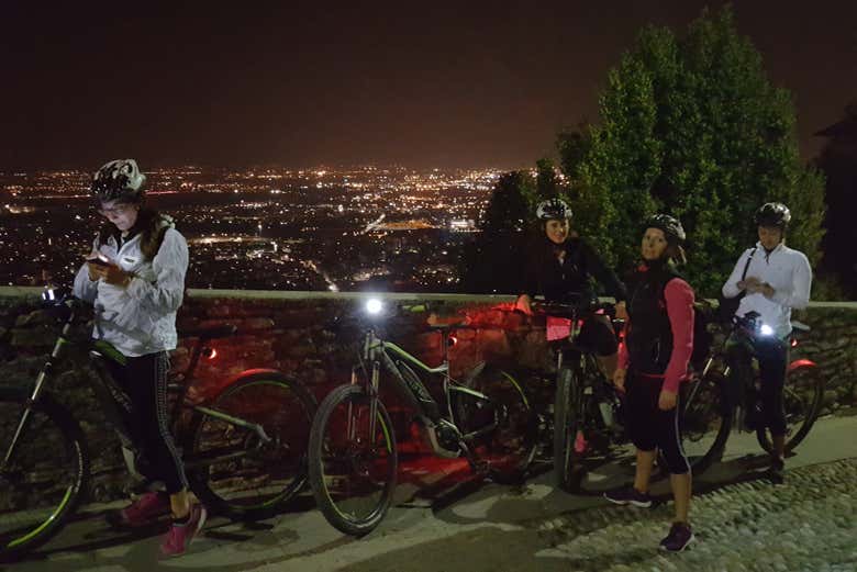 Viendo Bérgamo desde el mirador por la noche