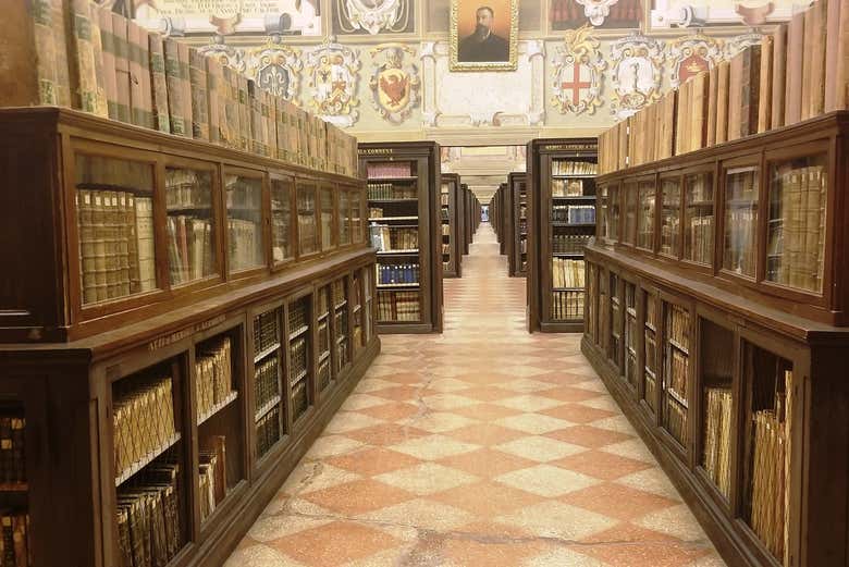 Contemplando a biblioteca do Archiginnasio de Bolonha