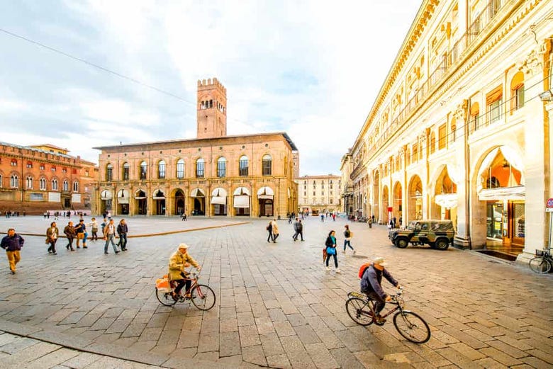 La grand place (Piazza Maggiore) de Bologne à vélo 