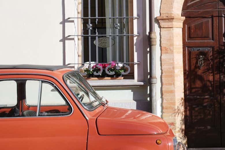 Fiat 500 junto a una ventana