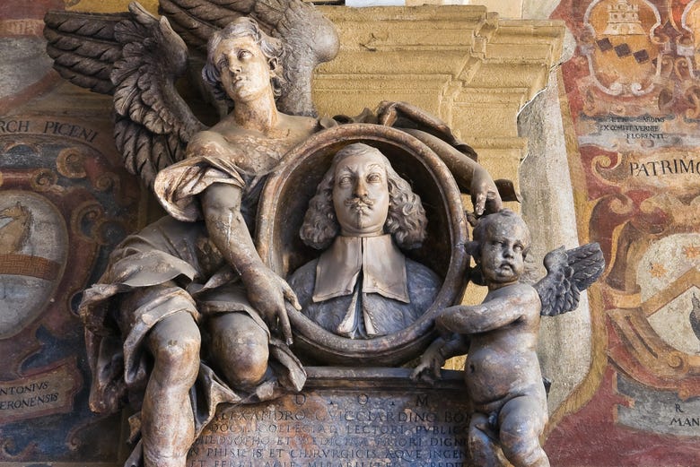 Esculturas y escudos en el Archiginnasio de Bolonia