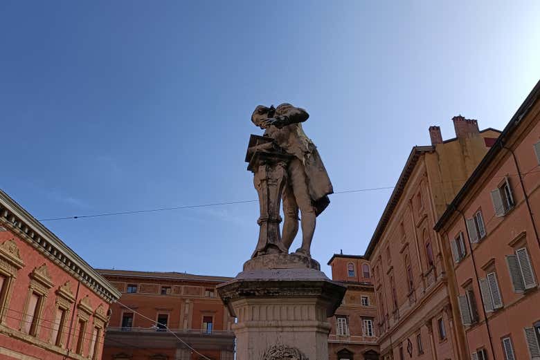 Statua di Luigi Galvani nel centro storico di Bologna