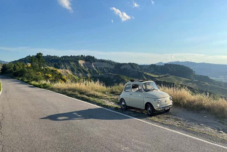 Un Fiat 500 estacionado en las colinas de Bolonia
