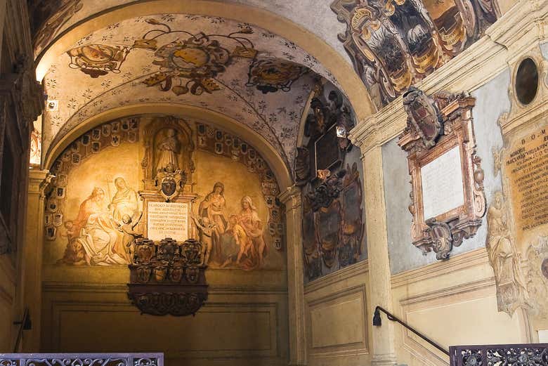 Frescos en las escaleras del Archiginnasio