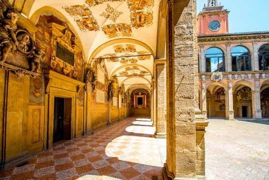 Stroll around the main squares of Bologna
